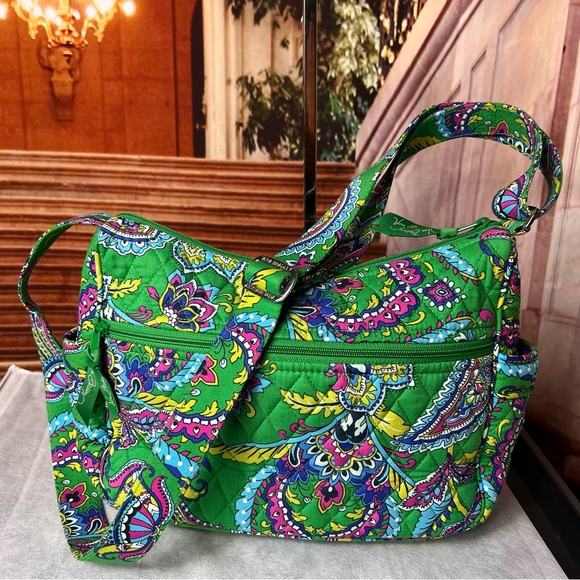 Vera Bradley Handbags - Vera Bradley Vibrant Emerald Paisley Shoulder Crossbody Bag 💚💚💚